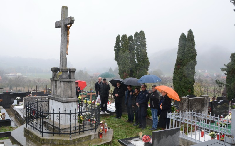 ODAVANJE POČASTI POGINULIM HRVATSKIM BRANITELJIMA NA MJESNOM GROBLJU U GORNJOJ STUBICI POVODOM BLAGDANA SVIH SVETIH I DUŠNOG DANA