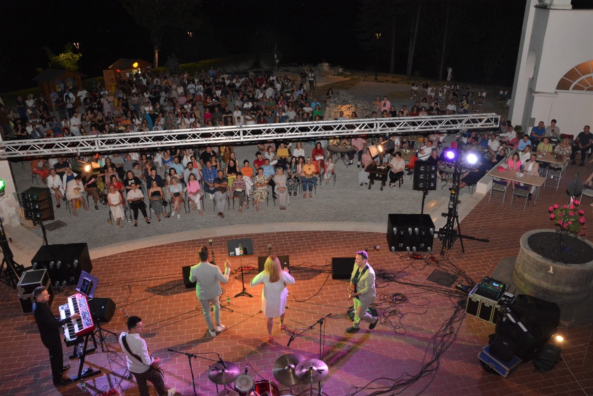 U Gornjoj Stubici u dvorcu Oršić publika uživala uz Ante Gelo band, Ivu Ajduković i Alena Đurasa
