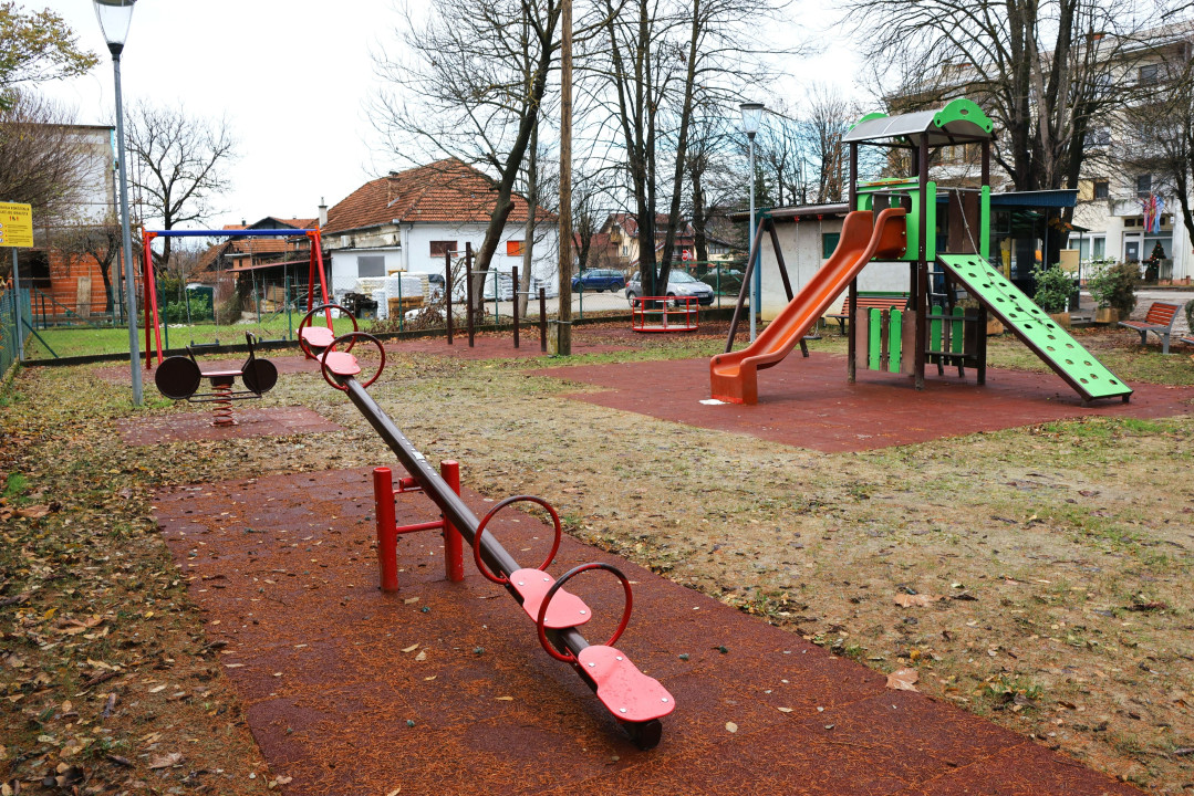 Uređena i opremljena dva dječja igrališta, na trećem radovi u tijeku