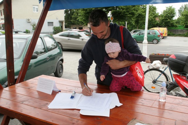 PRVI DAN POTPISIVANJA PETICIJE OPĆINA PRIKUPILA 581 POTPIS GRAĐANA