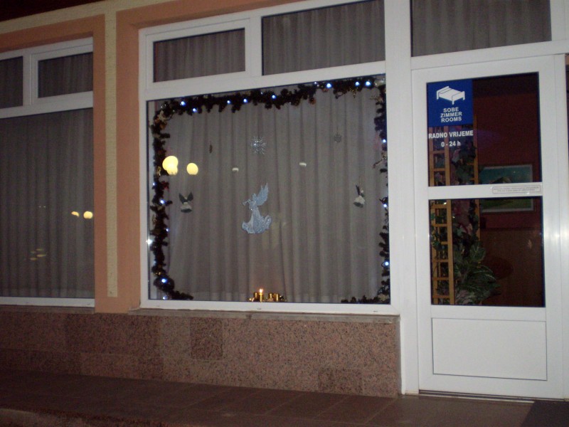 OSVIJETLJEN PRVI ADVENTSKI PROZOR